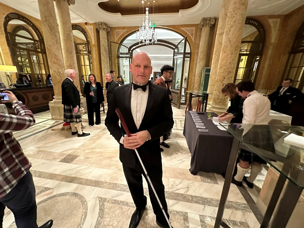 英國BBC的盲人記者尚恩迪利日前遭搶,卻英勇制服歹徒。(截圖自Twiiter@seandilleyNEWS)