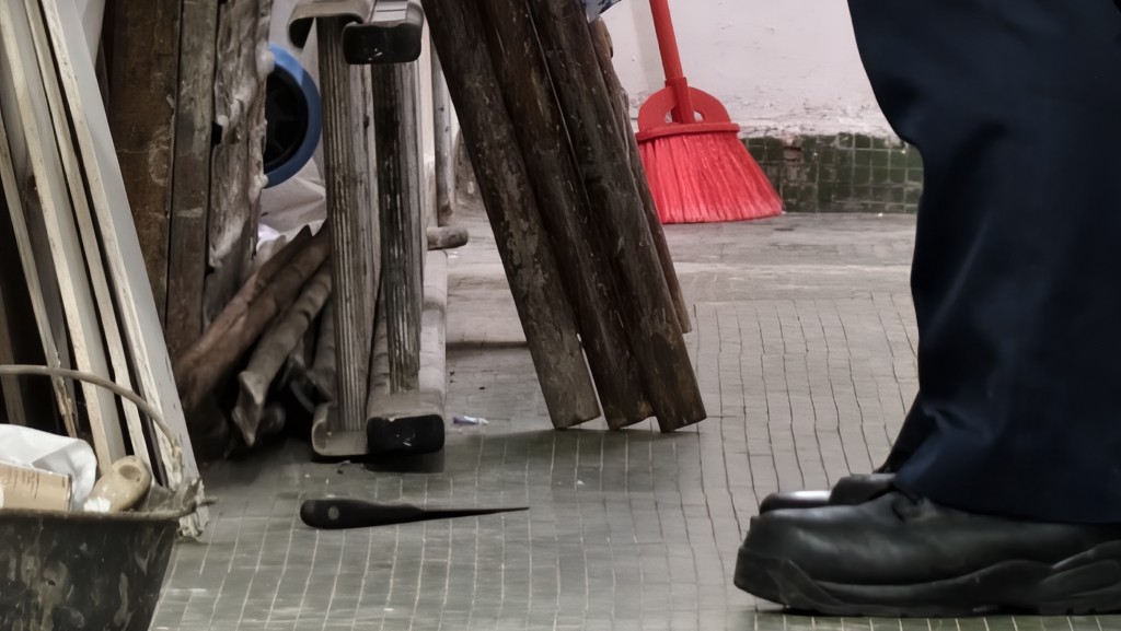 警方於梯間發現一把菜刀。黃文威攝 警方於梯間發現一把菜刀。黃文威攝