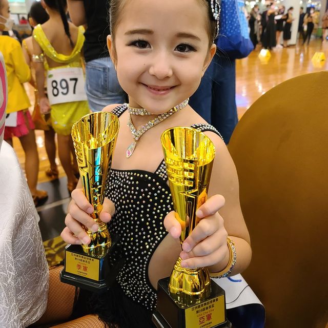 小小年紀的晴晴Alexandra，多才多藝，懂空中瑜伽、拉丁舞及彈琴。（圖片來源：IG@dellapietraalexandra）