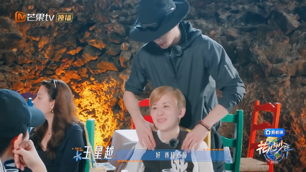 深感自責的導遊王星越走到吳君如身後，溫柔替她按壓肩頸穴位，全力協助前輩放鬆神經緩解緊繃。