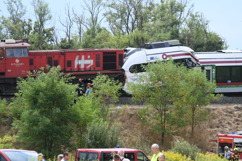 克羅地亞一列載客列車與一列貨運列車相撞，造成20人受傷，其中6人傷勢嚴重。新華社
