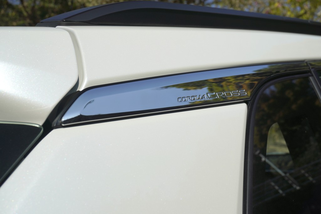 C柱上方飾邊刻有Corolla Cross字樣。