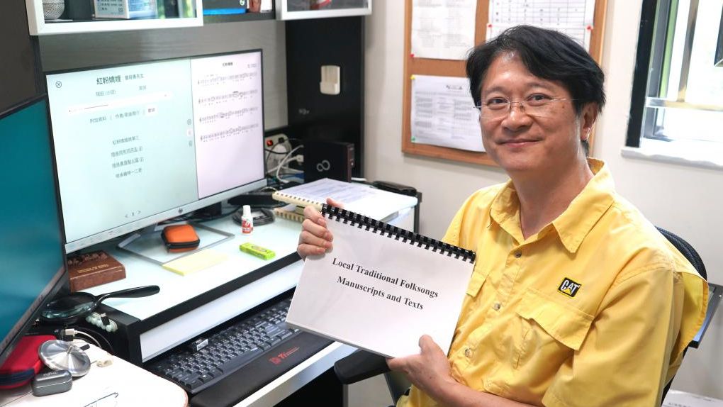 香港本土語言保育協會會長張國雄修復「香港本土傳統民歌資料庫」，讓文化得以傳承。