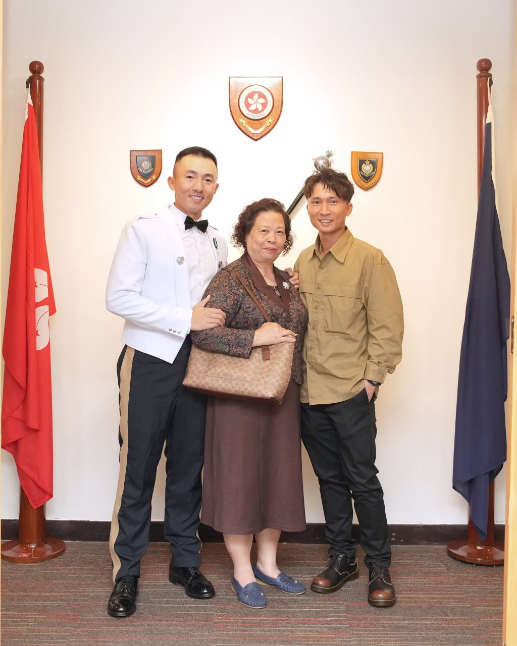 见习督察钟坚柱 Tyrone 与家人合照。受访者提供