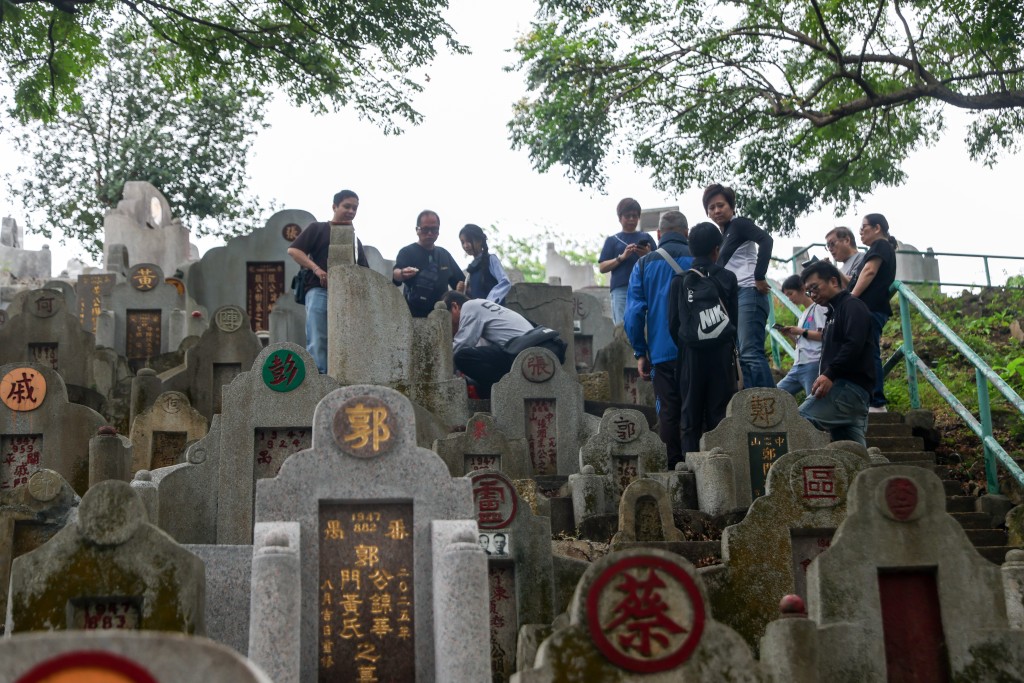 巿民趁重陽節前來掃墓。 巿民趁重陽節前來掃墓。