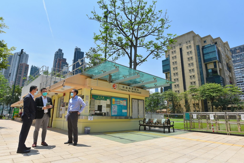 徐英偉(中)在康文署署長劉明光(左)陪同下,到訪香港中央圖書館及銅鑼灣運動場,了解康文署為重開部分設施的預備工作。政府新聞處