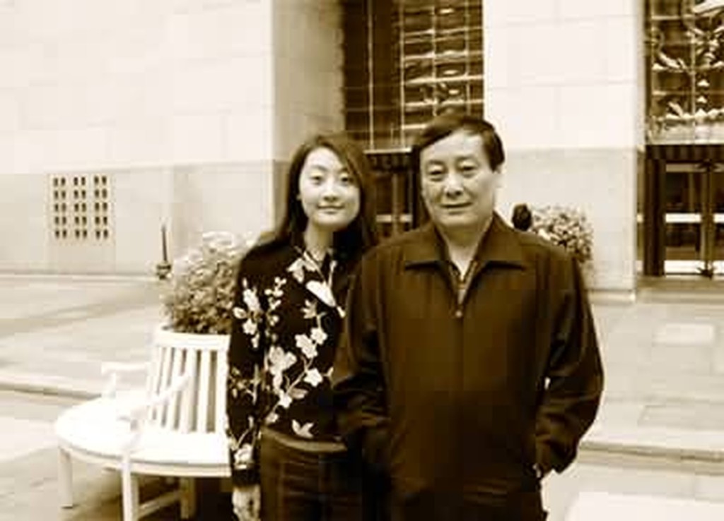 「娃哈哈」集团主席宗庆后与女儿宗馥莉旧照。