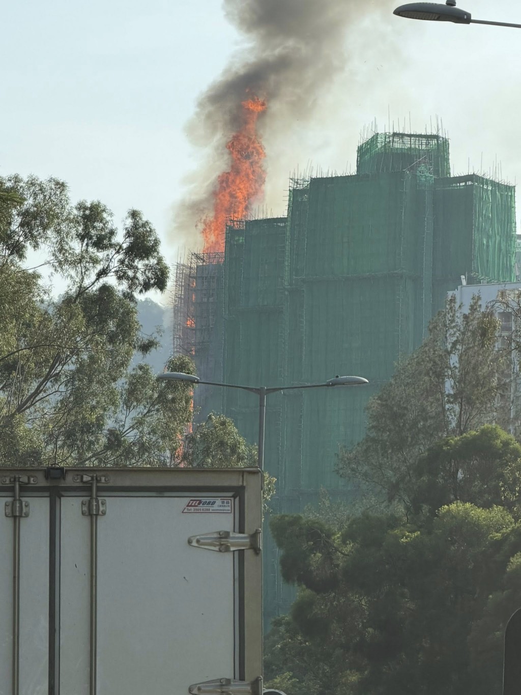 大埔宏福苑有外牆棚架起火，火勢相當猛烈。網上圖片