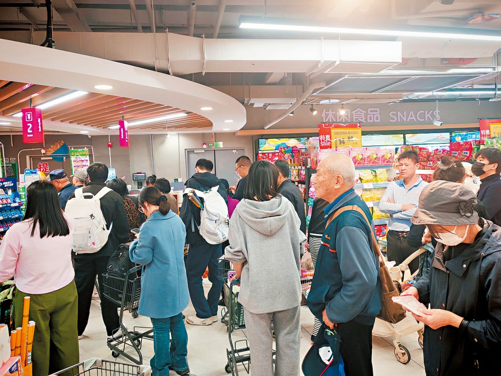 北京市民到超市搶購食品，等待結賬的顧客大排長龍。