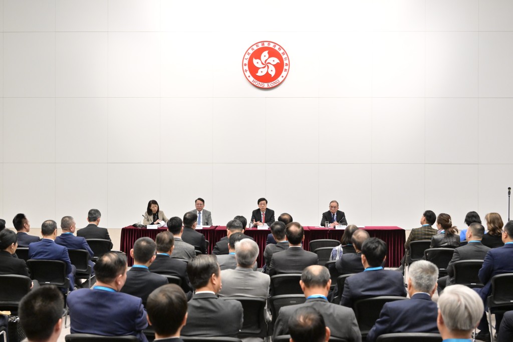  ​行政長官李家超今日舉行座談會，與百多位港區全國政協委員會面。