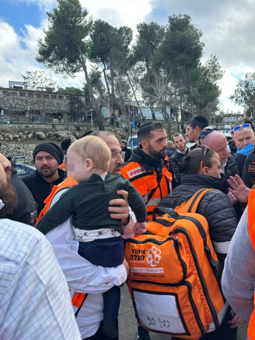 救援人員需多次進入建築物，緊急疏散嬰幼兒。X@UnitedHatzalah 圖片