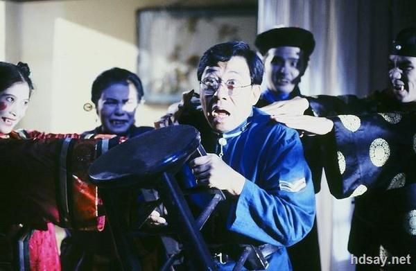 邵卓尧（后右二）于1993年《大头绿衣斗僵尸》饰演僵尸「宝国安」一角，令观众留下深刻印象。