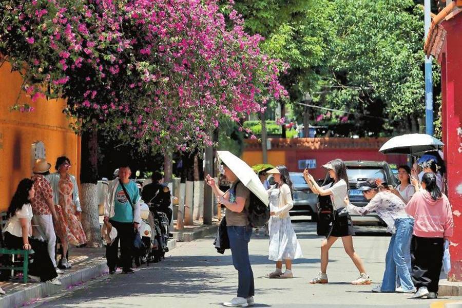 遊客近日湧往昆明翠湖一條街巷打卡。