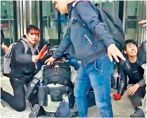 當日警民關係組成員遭人追打受傷。資料圖片