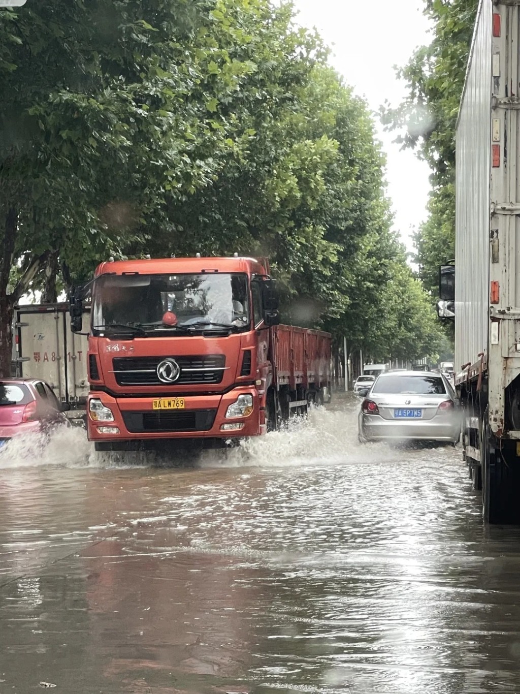 武漢街道出現嚴重水浸。  