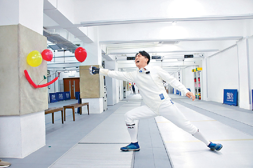 宝刀未老■森美闭目示范一步弓步前刺，成功拮爆墙上中心气球，宝刀未老。