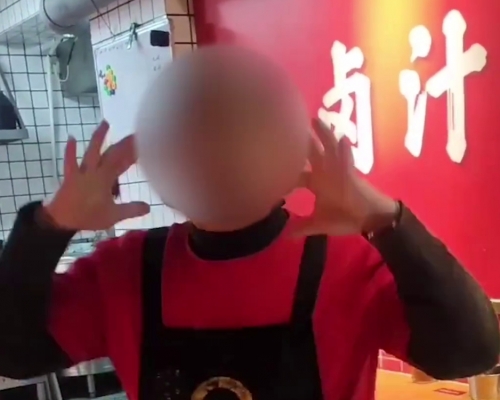 店家服务员做鬼脸驱赶顾客。