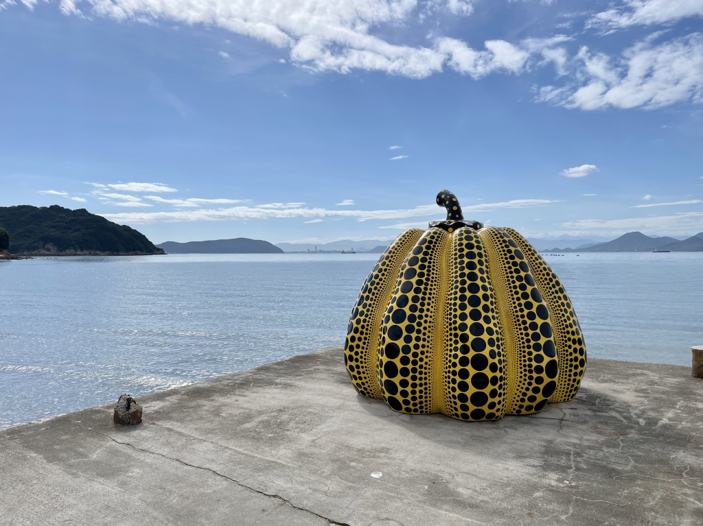 大型裝置藝術「南瓜」今天在日本瀨戶內海的直島上對外亮相。網上圖片