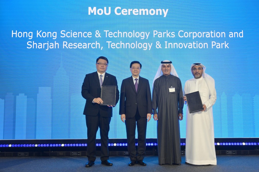 李家超（左二）与迪拜商会主席Abdul-Aziz Abdulla Al Ghurair （右二）见证香港科技园公司与沙迦研究、技术和创新园区交换合作备忘录。