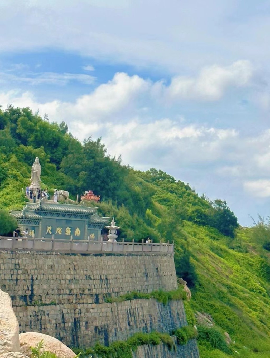 汕頭旅遊好去處2024｜6. 媽嶼島 天后古廟娘娘石像，位於媽祖宮南側100多米處。（圖片來源：小紅書@我是風兒）