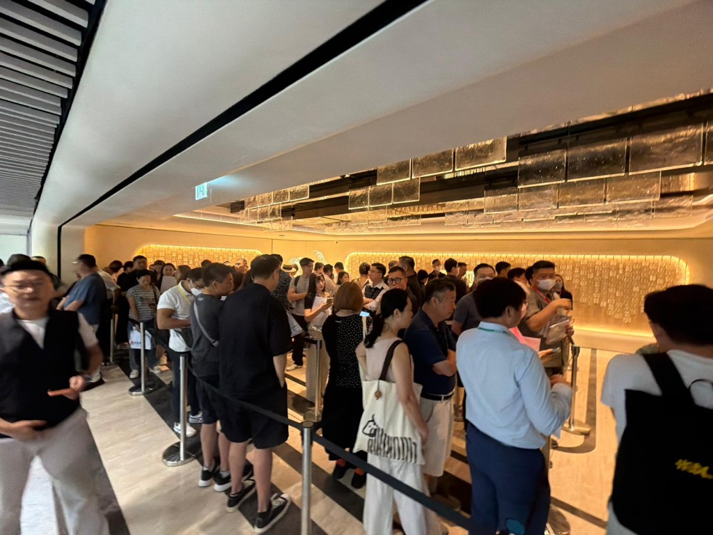 就项目设于尖沙咀商厦展销厅现场所见,在大手组时段不少准买家已到场等候,不时有排队人龙出现。 就项目设于尖沙咀商厦展销厅现场所见,在大手组时段不少准买家已到场等候,不时有排队人龙出现。