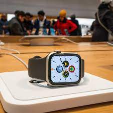 美国有华人在Costco好心帮一名大陆游客买Apple Watch，1年后遭警拘控欺诈3重罪。路透社 