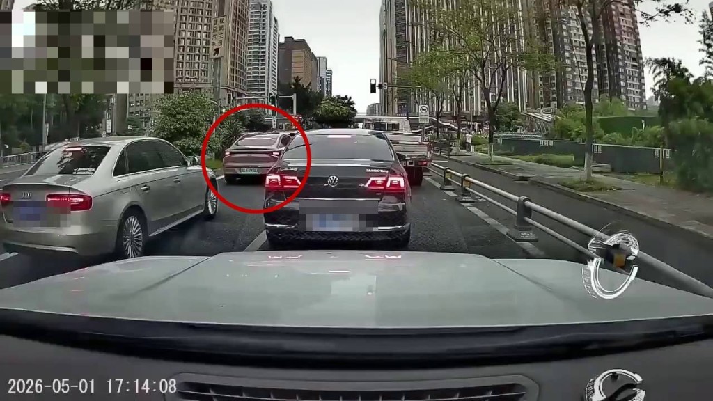 涉事的粉银色私家车（红圈）原本在内侧车道等候红灯。
