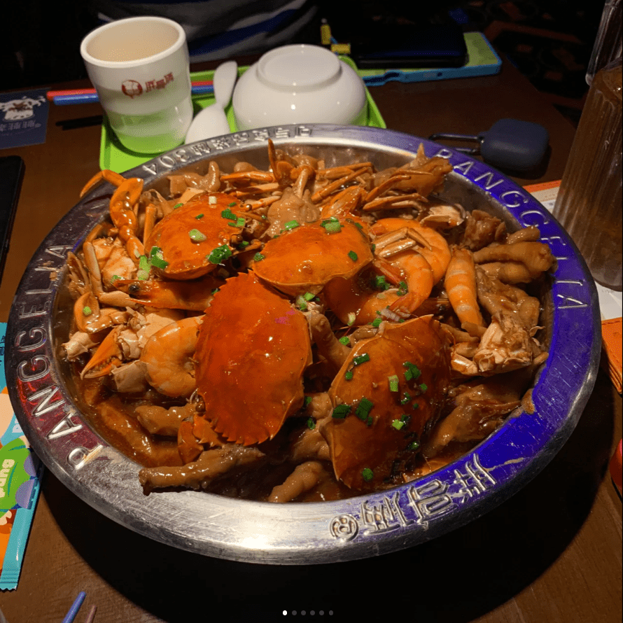胖哥倆肉蟹煲的招牌肉蟹煲。（圖片來源：小紅書）