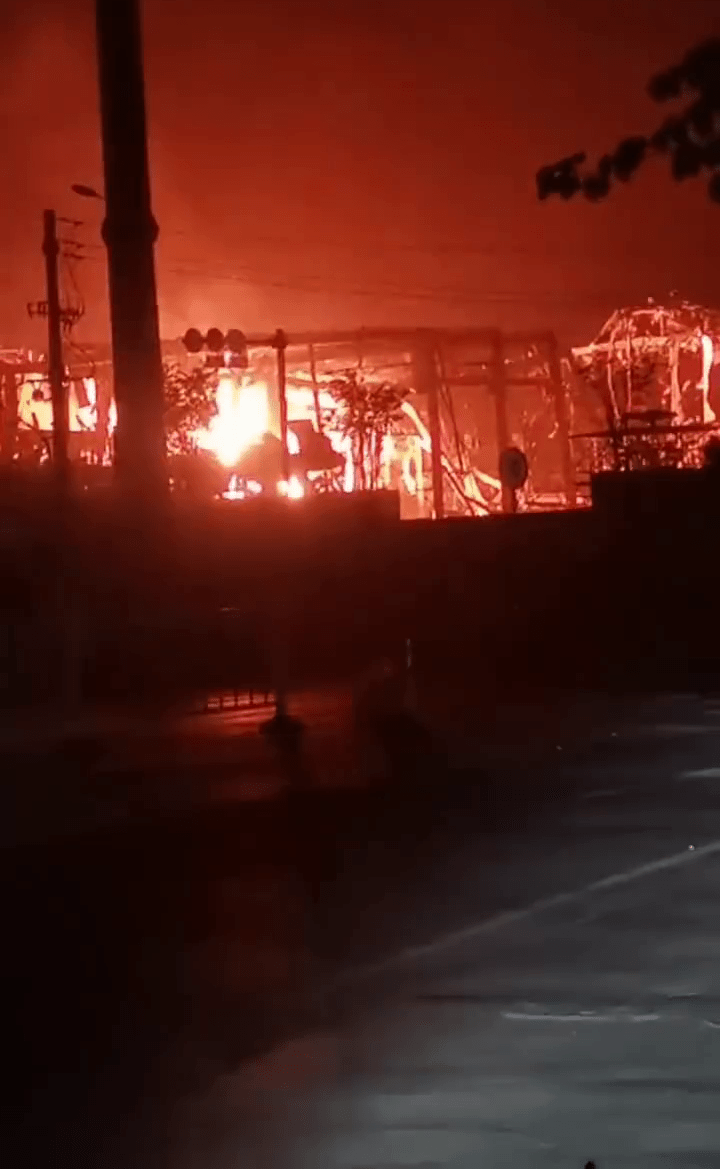 广西铝厂爆炸，火势猛烈。