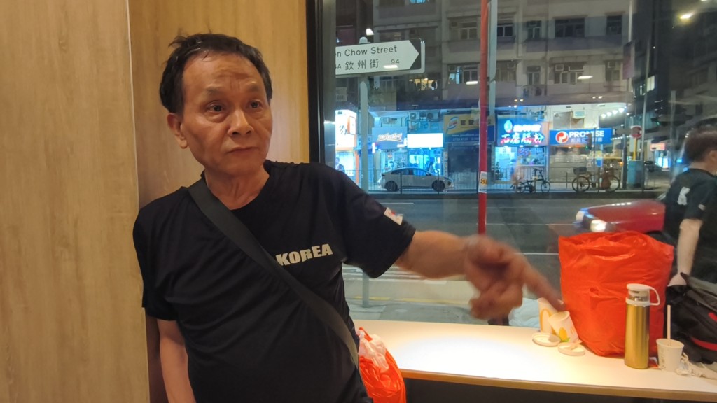 目擊市民雄哥講述事發經過。徐裕民攝
