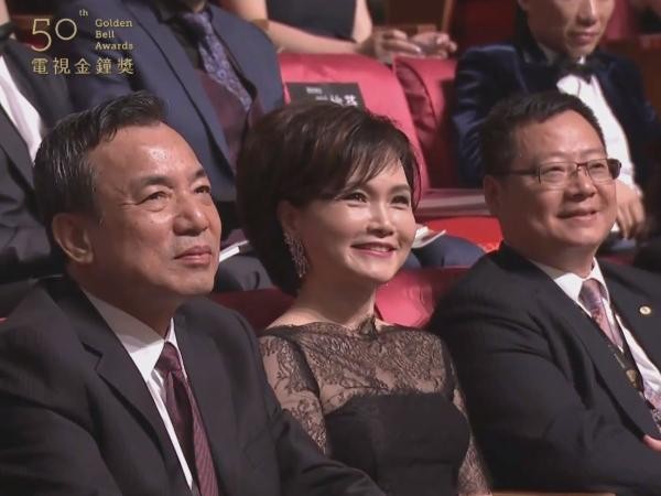 日前沈春華透露自己到上海三天竟接連發生兩次意外,不但衣物遭捲入輸送帶致頸部被拉扯,又因踩空導致雙膝跪地重摔。 日前沈春華透露自己到上海三天竟接連發生兩次意外,不但衣物遭捲入輸送帶致頸部被拉扯,又因踩空導致雙膝跪地重摔。