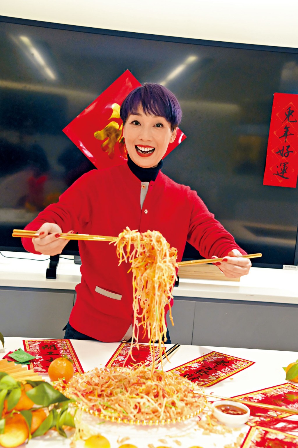 江美儀邊用金筷「撈起」,邊講祝福說話,更笑謂望新一年衝出國際。