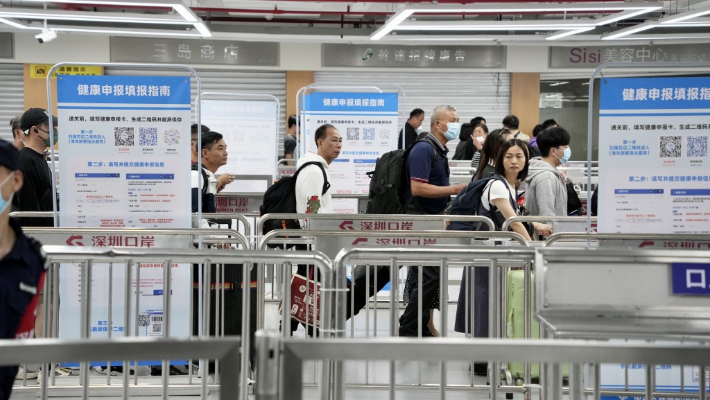 羅湖口岸雖然湧現人潮，但據現場遊客表示，不用掃「黑碼」及閘機全開，道路尚算暢通。蘇正謙攝
