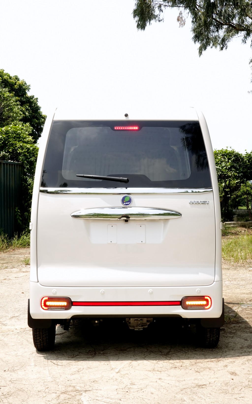 Piccolo G050純電動迷你貨Van，車尾泵把兩旁設有LED車燈及高置煞車燈。