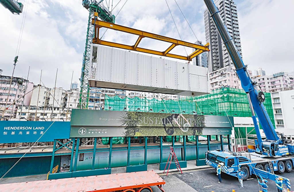 全港首個「組裝合成」技術興建的過渡性房屋「南昌220」，昨日進行拆遷工程。
