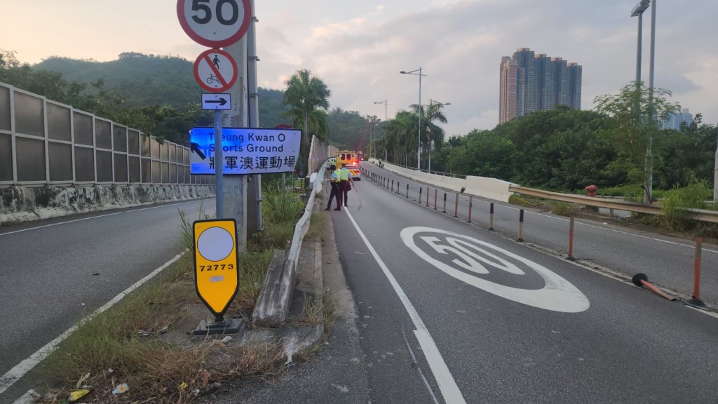 私家車疑先撞向路中分隔石塞後翻側。黎志偉攝 私家車疑先撞向路中分隔石塞後翻側。黎志偉攝