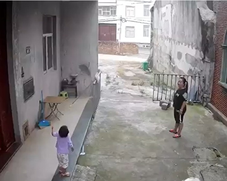 兒子向媽媽訴說時比手畫腳又指住樓上。網圖