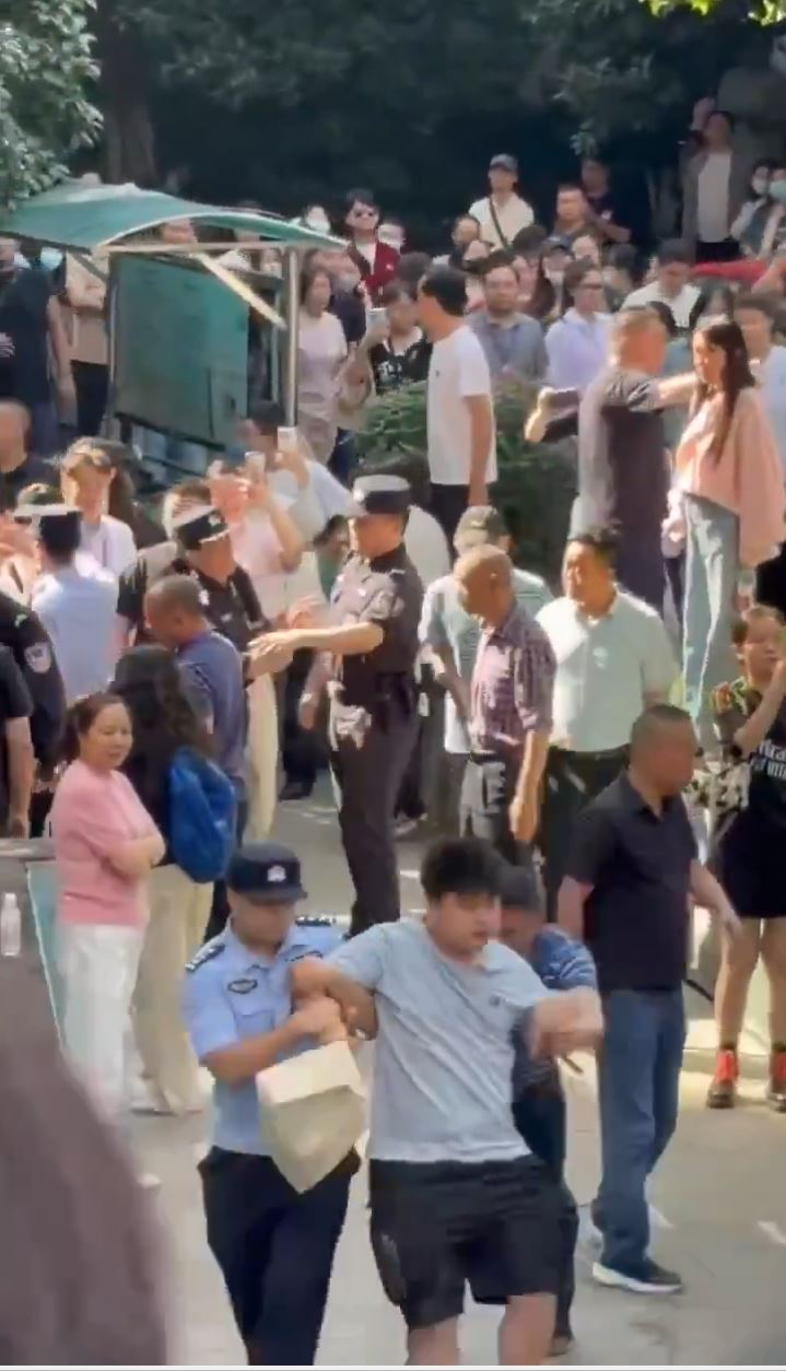 動保人士在「打包哥」家外通宵示威，演變成警民衝突。影片截圖