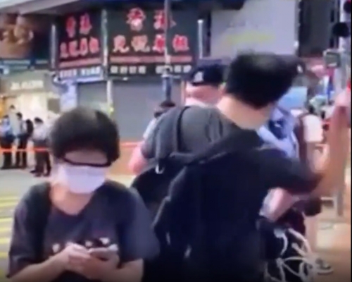 銅鑼灣一名男子用刀刺傷警員後自殺身亡。網上片段截圖