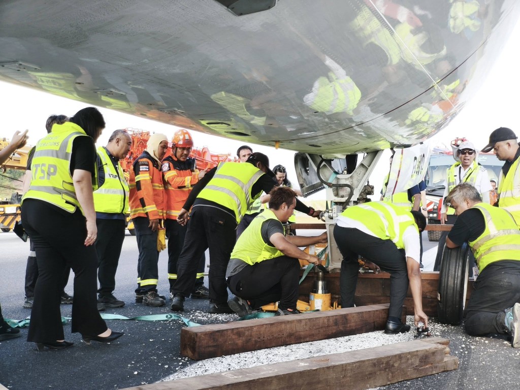 印度快運航空客機起落架故障。(Facebook/Phuket International Airport - HKT) 印度快運航空客機起落架故障。(Facebook/Phuket International Airport - HKT)