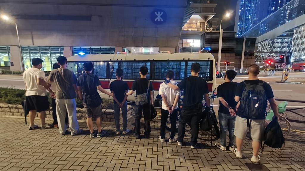 將軍澳唐俊街獨立屋接連遇竊 警查天眼巡邏拘4內地男 追緝1同黨。警方圖片
