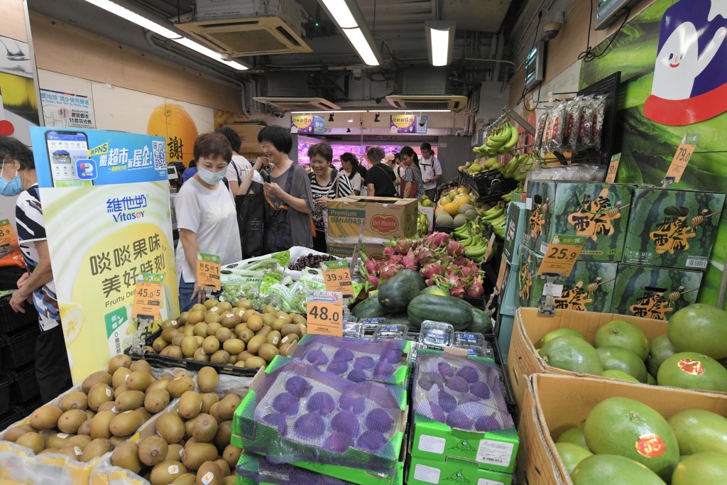 市民在八號信號發出前趕緊購置食物。