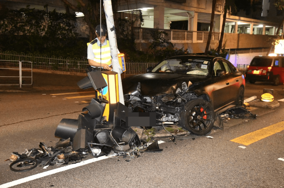 現場所見，涉事寶馬車頭損毀嚴重，前輪脫落，擋風玻璃碎裂。