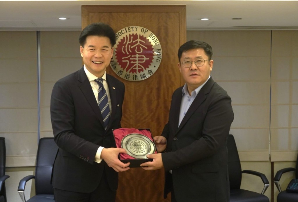 香港律師會會長湯文龍( 左 )接待由中國政法大學法律學院黨委書記劉健( 右 )率領的代表團。香港律師會FB