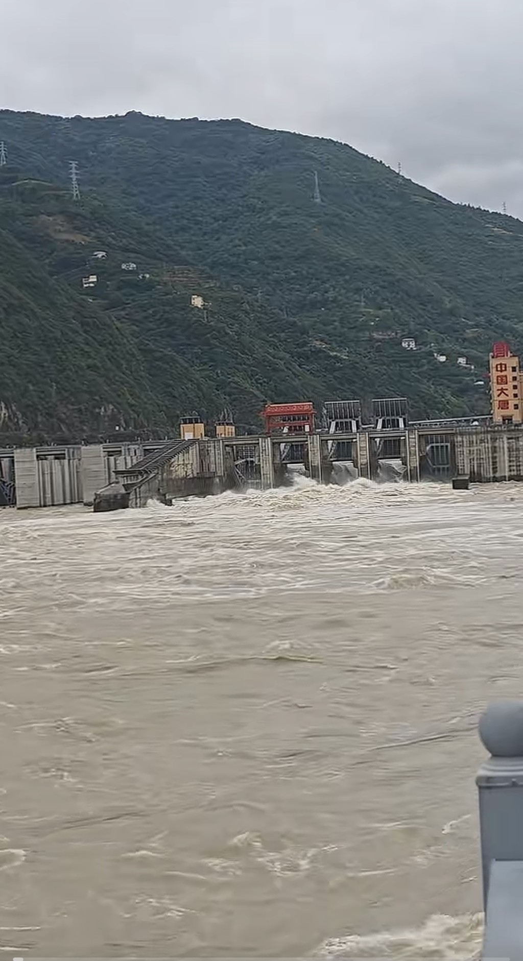 陜西新郎婚禮前跳河遭沖走。抖音@艷子婆媳三人行 陜西新郎婚禮前跳河遭沖走。抖音@艷子婆媳三人行