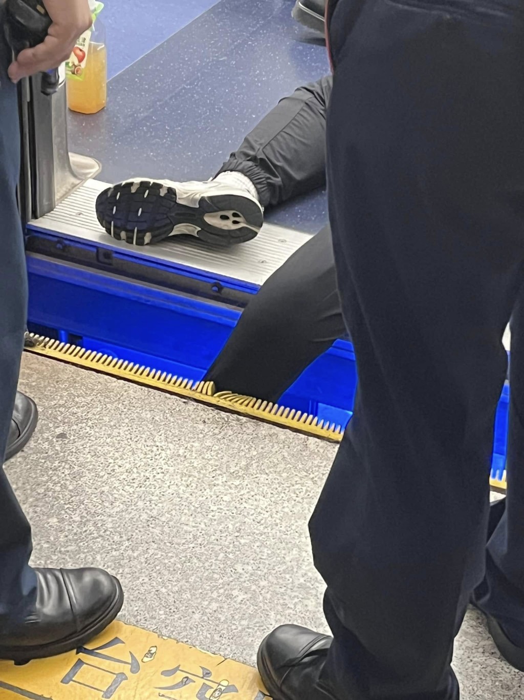 女子右腿被困月台與列車空隙。FB:官塘老母群組 女子右腿被困月台與列車空隙。FB:官塘老母群組