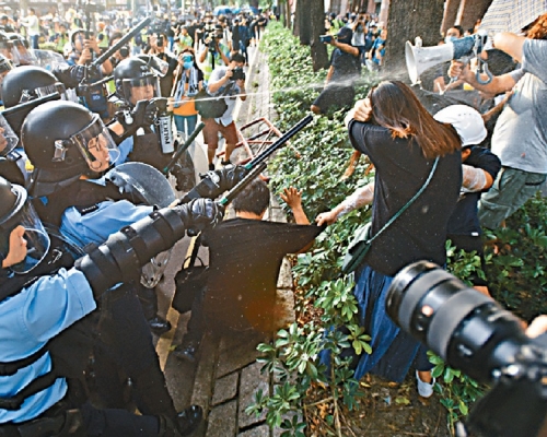 警員用警棍及胡椒噴霧驅散示威者。資料圖片
