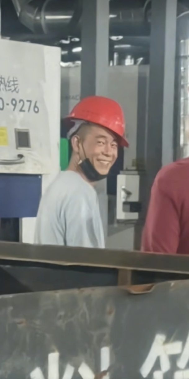 該名頭戴紅色安全帽的工人，側臉神態與陳小春如出一轍。