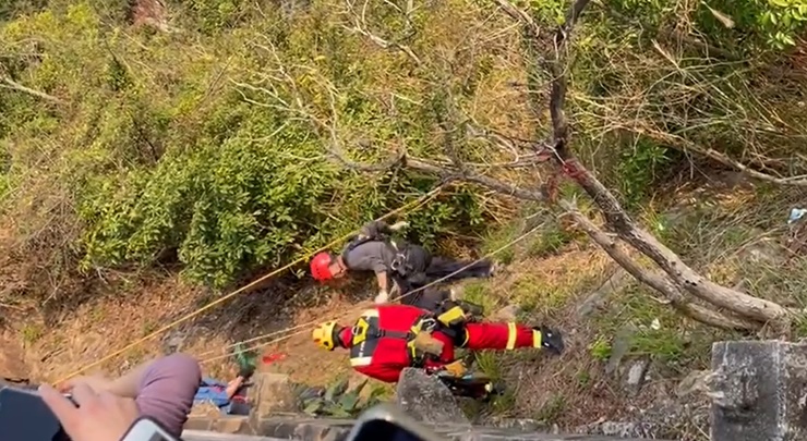 消防員游繩救起墮坡男子送院。香港突發事故報料區facebook截圖