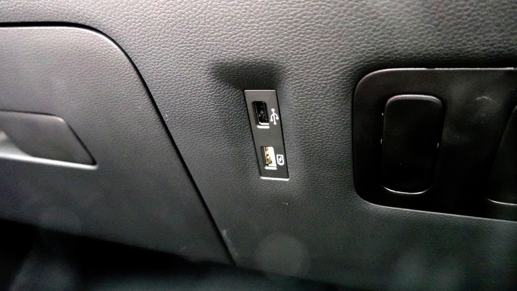 五菱Wuling Binguo EV表板備有雙USB插口